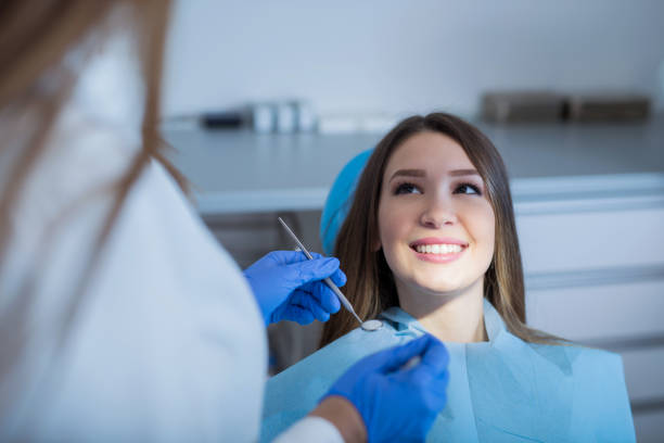 femme chez le dentiste après vapote